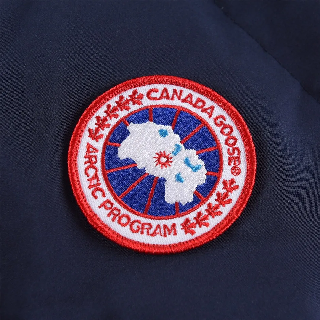 P320 Canada Goose Canada Goose #Freestyle Crew 4154M men's and women's vest down# ➖ Genuine synchronous anti-counterfeiting chip sensor! ➖ Imported Behringer embroidery machine to customize 10,000-needle embroidery logo! ➖ Imported 21-count polyester-cotton blended original fabric, using Feather-Light 10D waterproof coating fabric, made of 84.5% polyester fiber and 15.5% cotton, 100% the best feel in the entire network! ➖ The genuine official website uses the national standard 80 white duck down, and will never be misled by false claims such as 90 down or goose down! ➖ 100% nylon nylon lining with double double-layer sealing design to prevent velvet from running away. Top-grade polar fleece is used in the collar and pockets to keep warm and comfortable! ➖ Yoshida YKK provides original custom-made electroplated sliders. YKK two-way lockable zippers are tight and smooth and will not peel off paint! ➖ 3M composite original Velcro is durable, and all accessories and hardware are disassembled and customized!  SIZE: XS S M L XL XXL [Attached: Size chart]